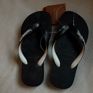 NWT! Havaianas Black and White Sandals